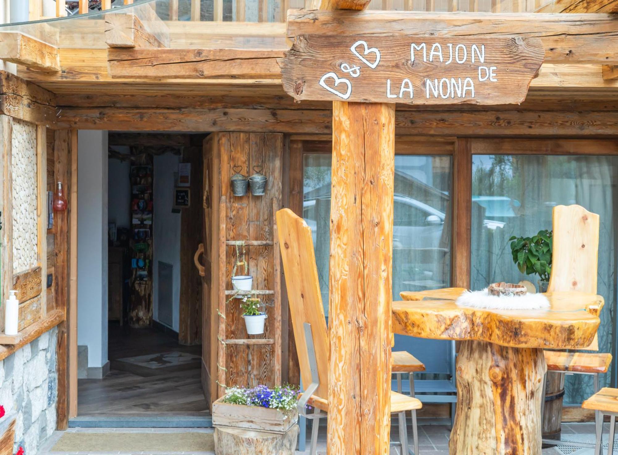 Hotel Majon De La Nona Pozza di Fassa Exterior foto