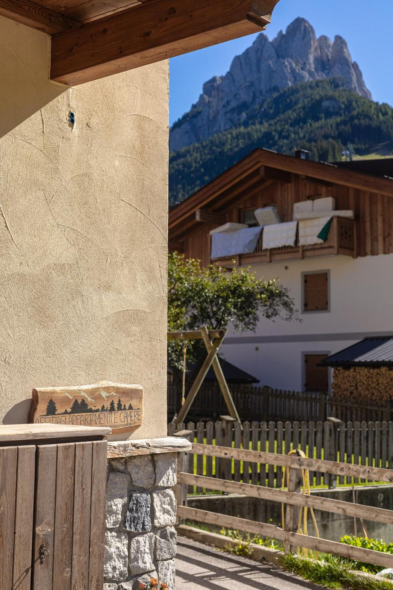 Hotel Majon De La Nona Pozza di Fassa Exterior foto