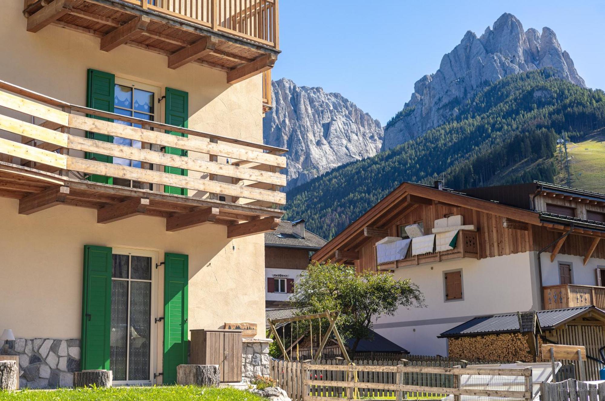Hotel Majon De La Nona Pozza di Fassa Exterior foto