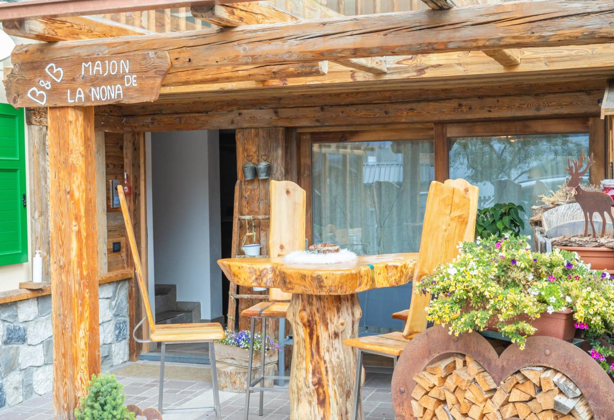 Hotel Majon De La Nona Pozza di Fassa Exterior foto