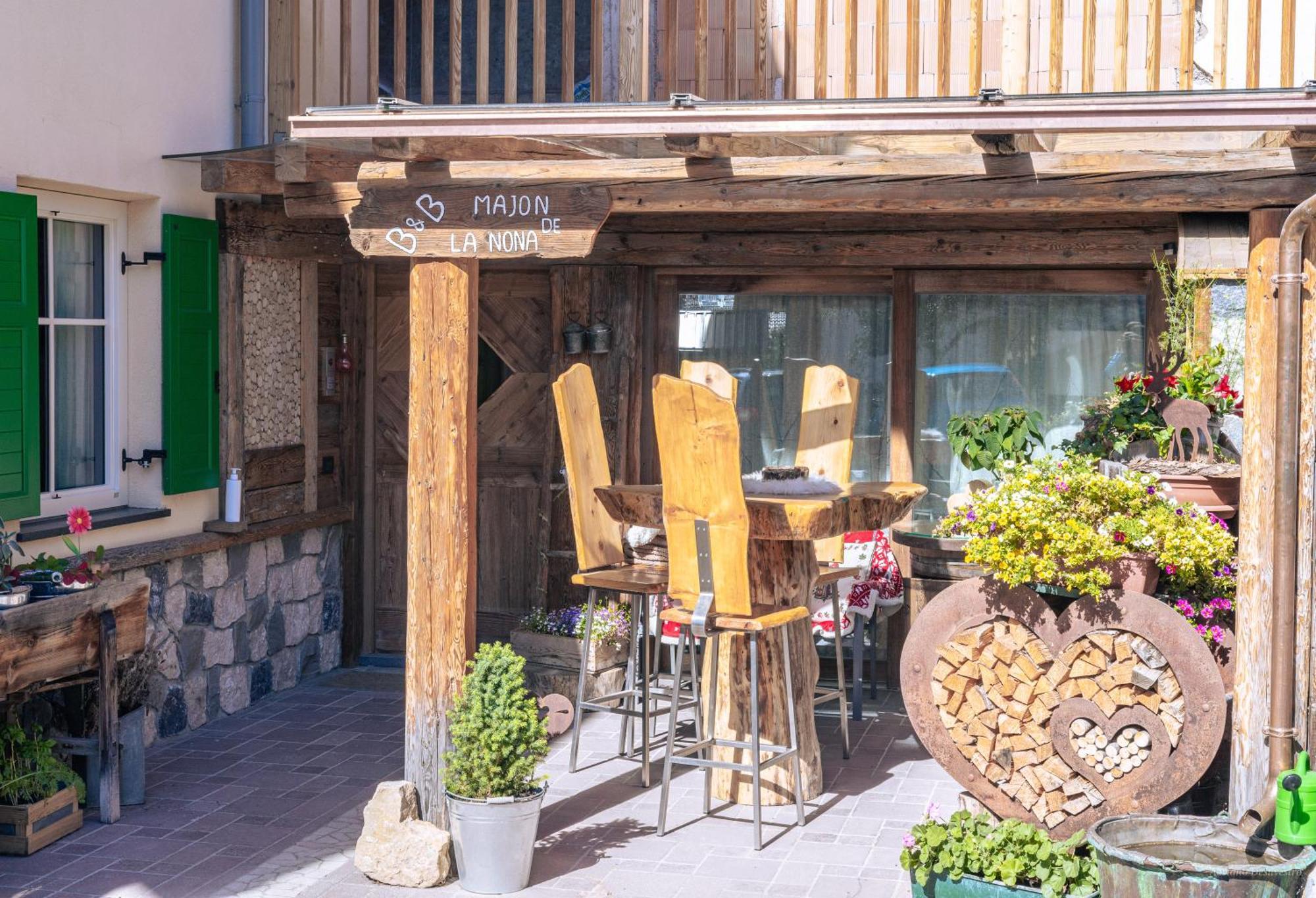 Hotel Majon De La Nona Pozza di Fassa Exterior foto
