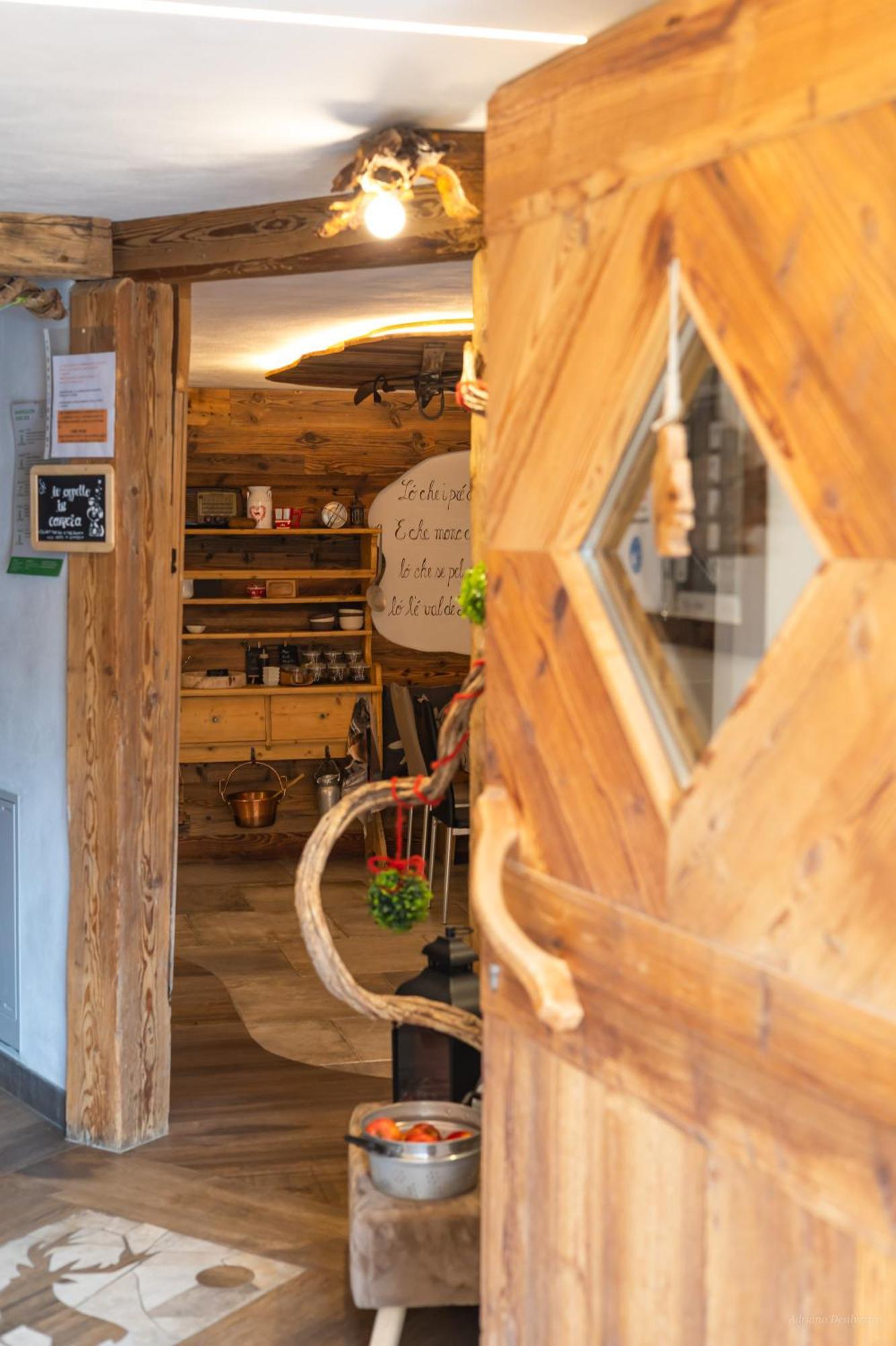 Hotel Majon De La Nona Pozza di Fassa Exterior foto