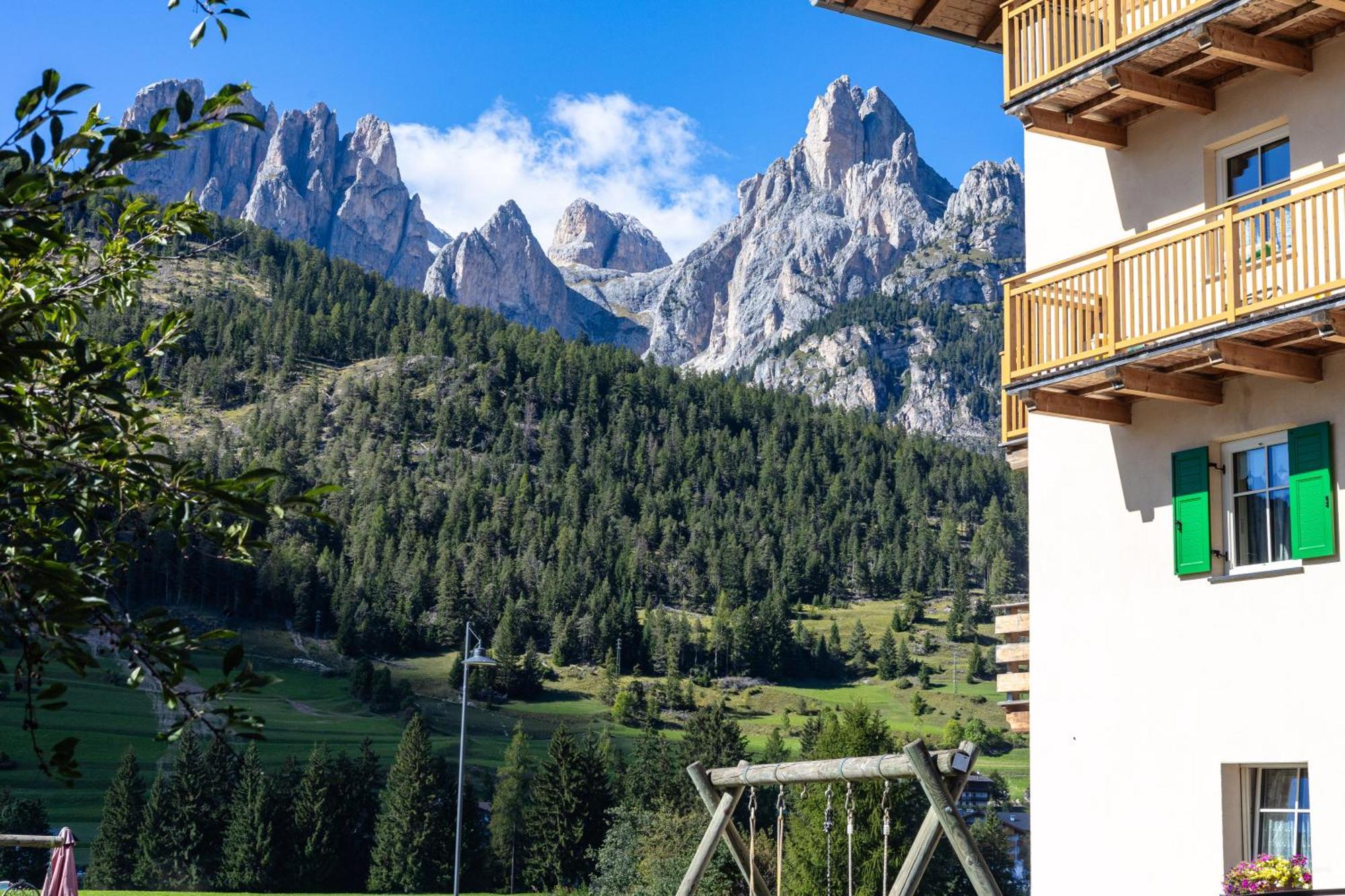 Hotel Majon De La Nona Pozza di Fassa Exterior foto